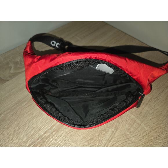 2018 Adidas Trefoil Red black padded Fanny Pack shoulder strap bag - Picture 4 of 4